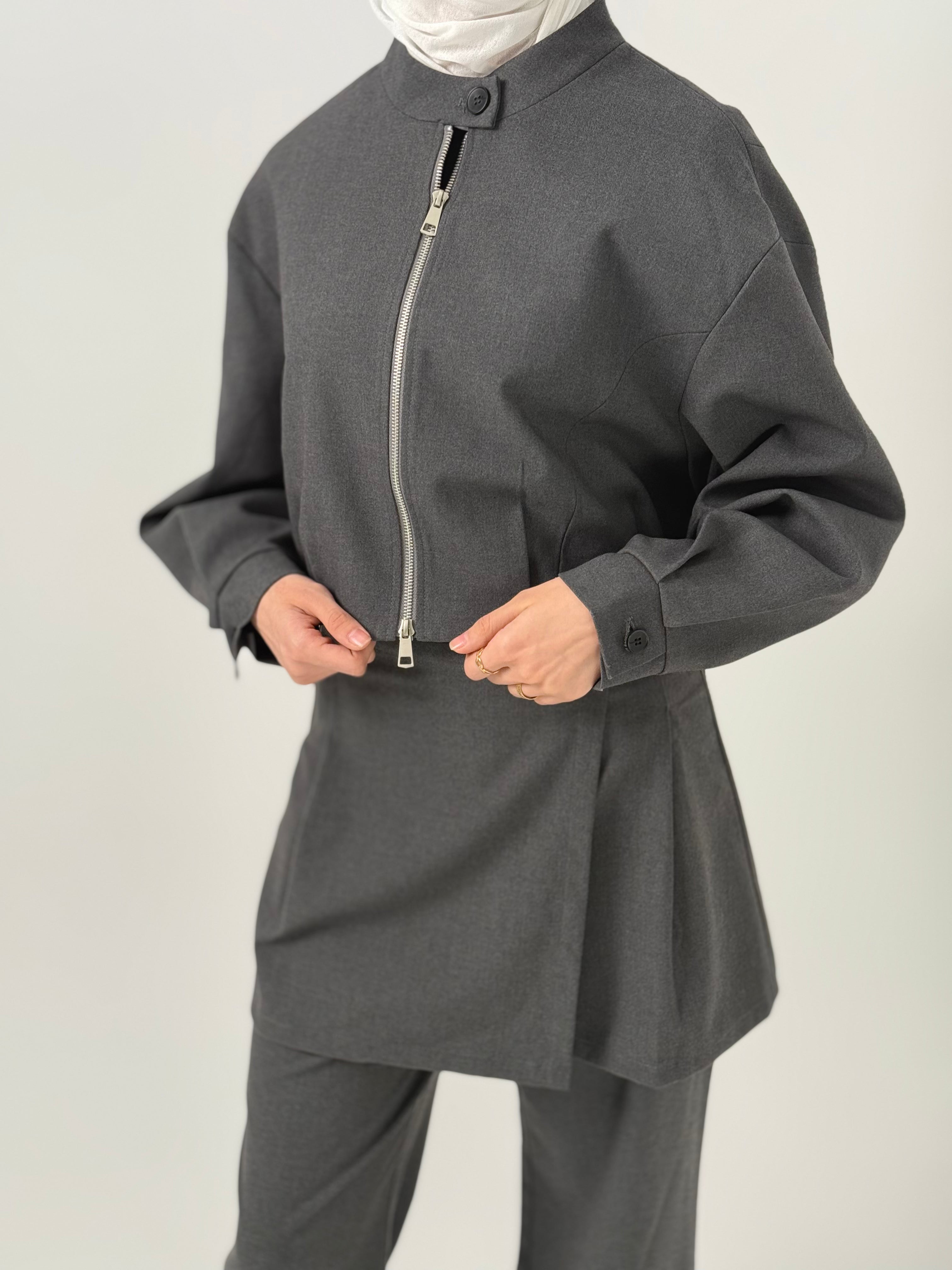 Cropped Jacket w/Pleated Jogger Pants